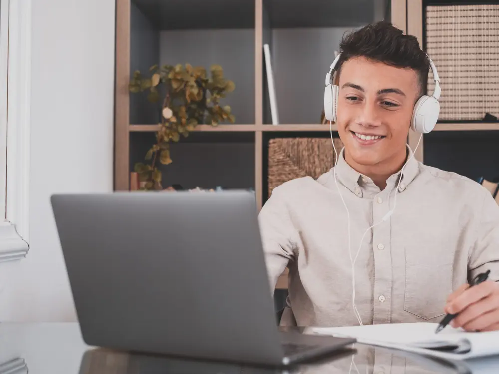 Joven consultando contenidos educativos desde su computador